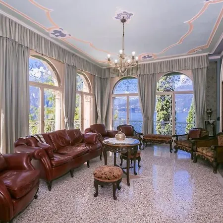Charming Lakefront In Hotel
