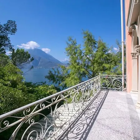 فندق Charming Lakefront In *